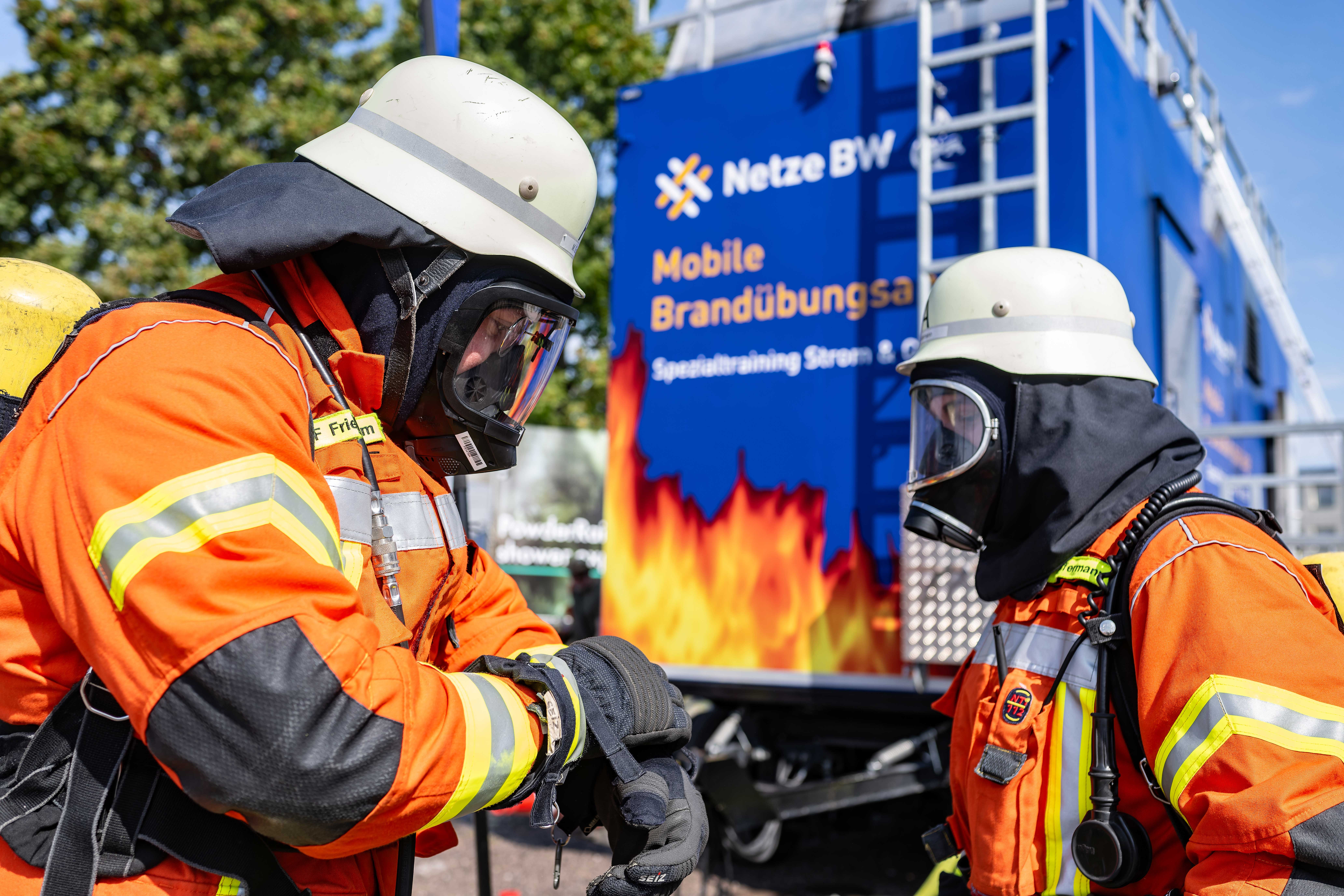 Feuerwehrleute in Schutzkleidung bei Übung von Netze BW.