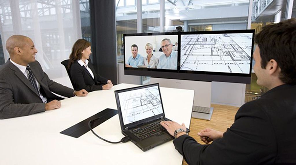 Videokonferenz mit Architekt*innen und Bauplänen.