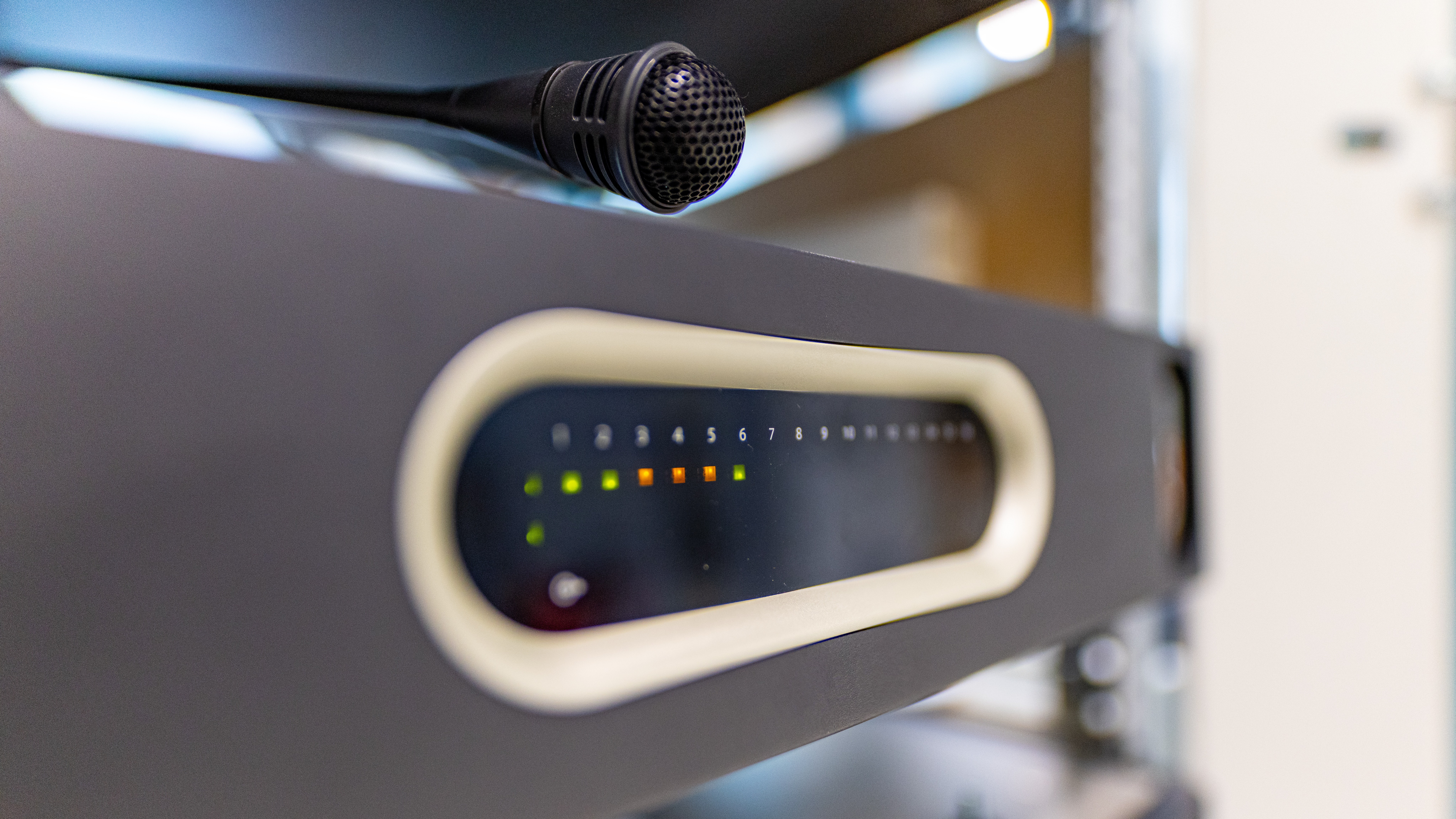 Gefahrenmeldeanlage mit Mikrofon.