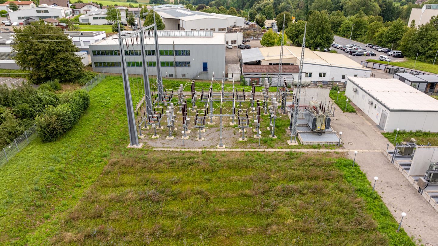 Hochspannungsanlage auf Freifläche.