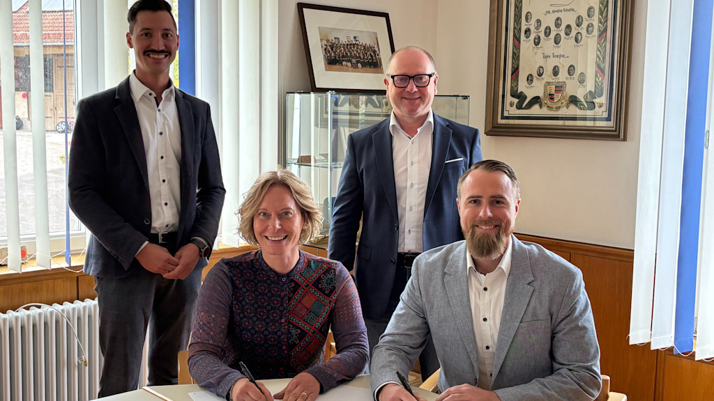 Unterzeichnung des neuen Stromkonzessionsvertrags in Emeringen: Claudia Schulze (Bürgermeisterin Emeringen) und Lukas Kirchner (Leiter Konzessionsverfahren Netze BW) unterzeichnen den Vertrag (2. Reihe: Joachim Hepner, Kommunalberater Netze BW, links, und Jürgen Müller, Regionalmanager Verteilnetz Netze BW). © Netze BW GmbH/Gemeinde Emeringen
