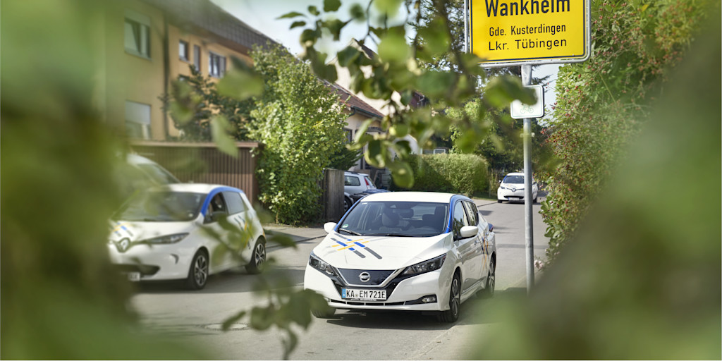 Die Römerstraße in Kusterdingen-Wankheim mit zwei Netze BW Fahrzeugen.