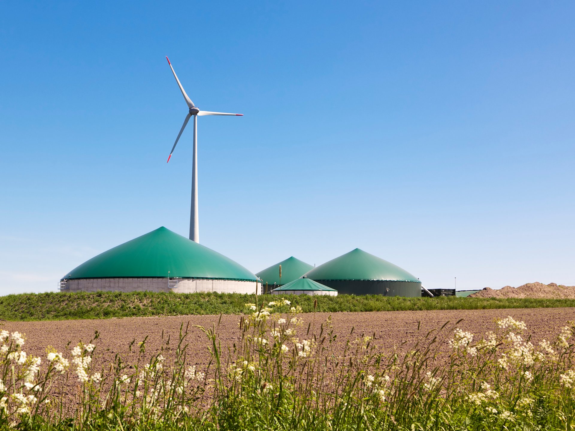Biogasanlage mit Windkraftanlage.