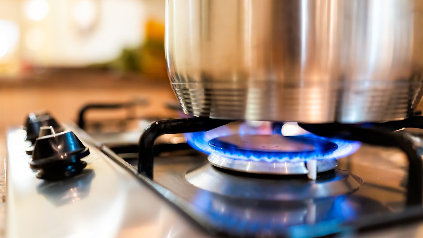 Nahaufnahme von einem Topf auf einem Gasherd.