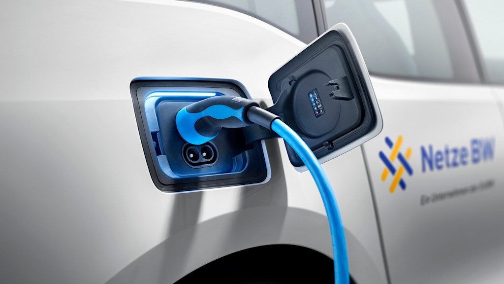 Nahaufnahme: E-Auto wird geladen.
