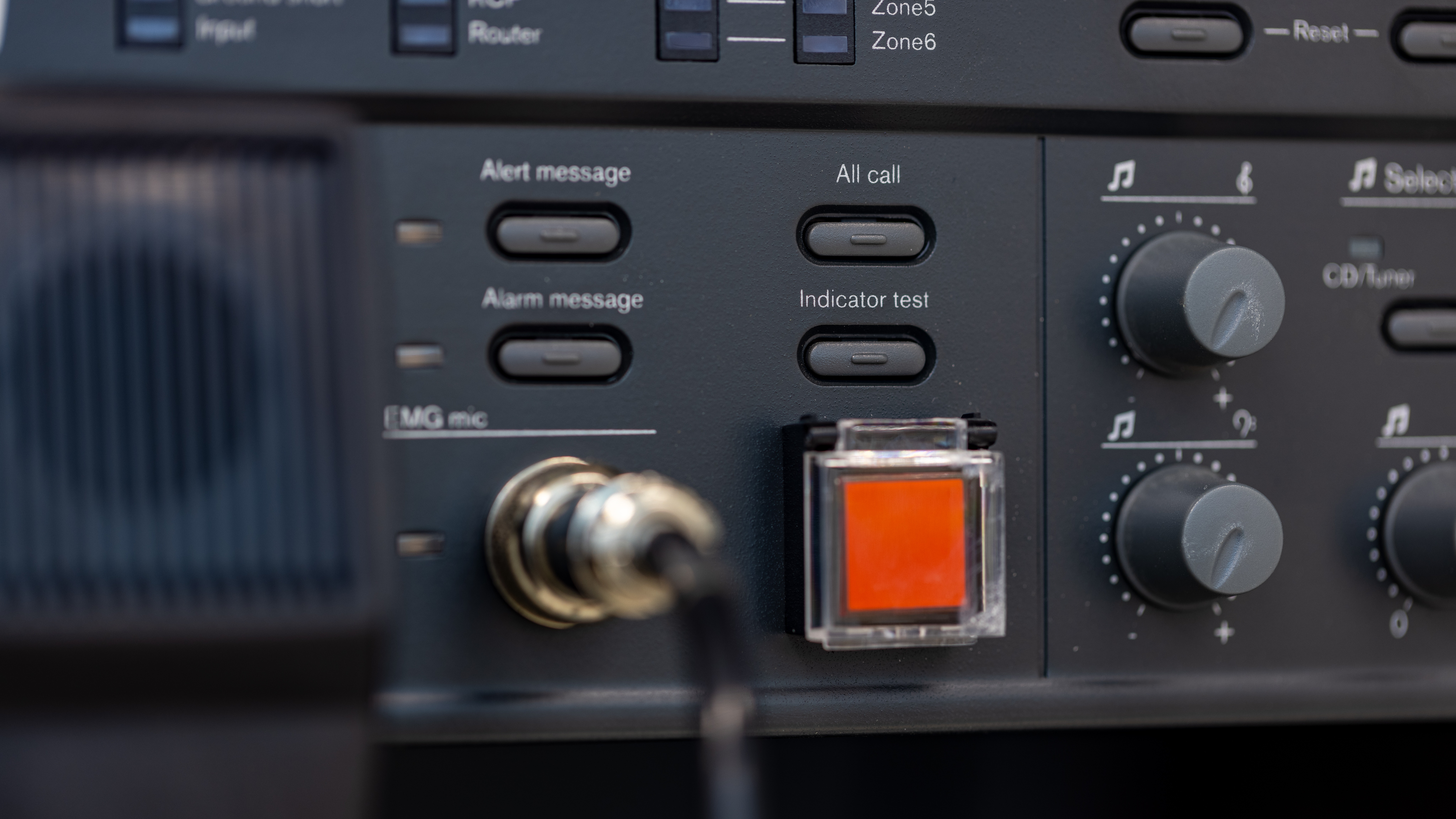 Steuerpult mit Knöpfen für Alarm, Test und Anrufe.