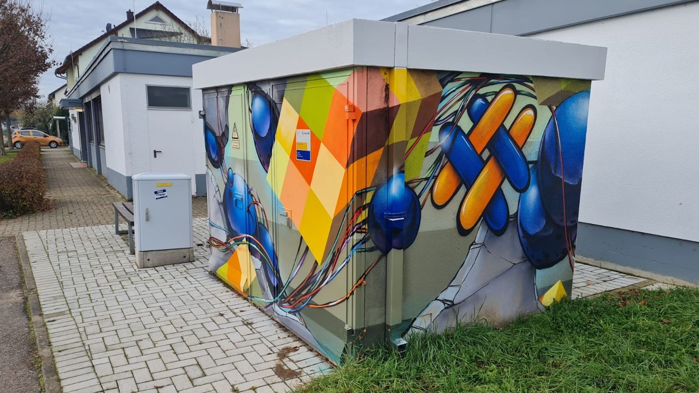 Abstrakte Graffiti-Kunst an einem Trafohäuschen.