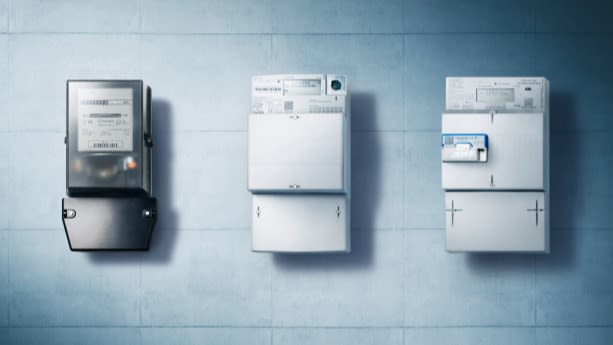 Drei Stromzähler an der Wand.