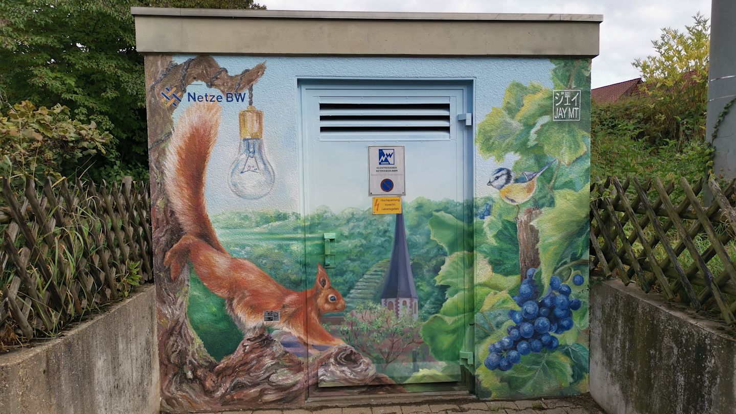 Stromkasten-Bemalung: Waldtiere und Weinreben.