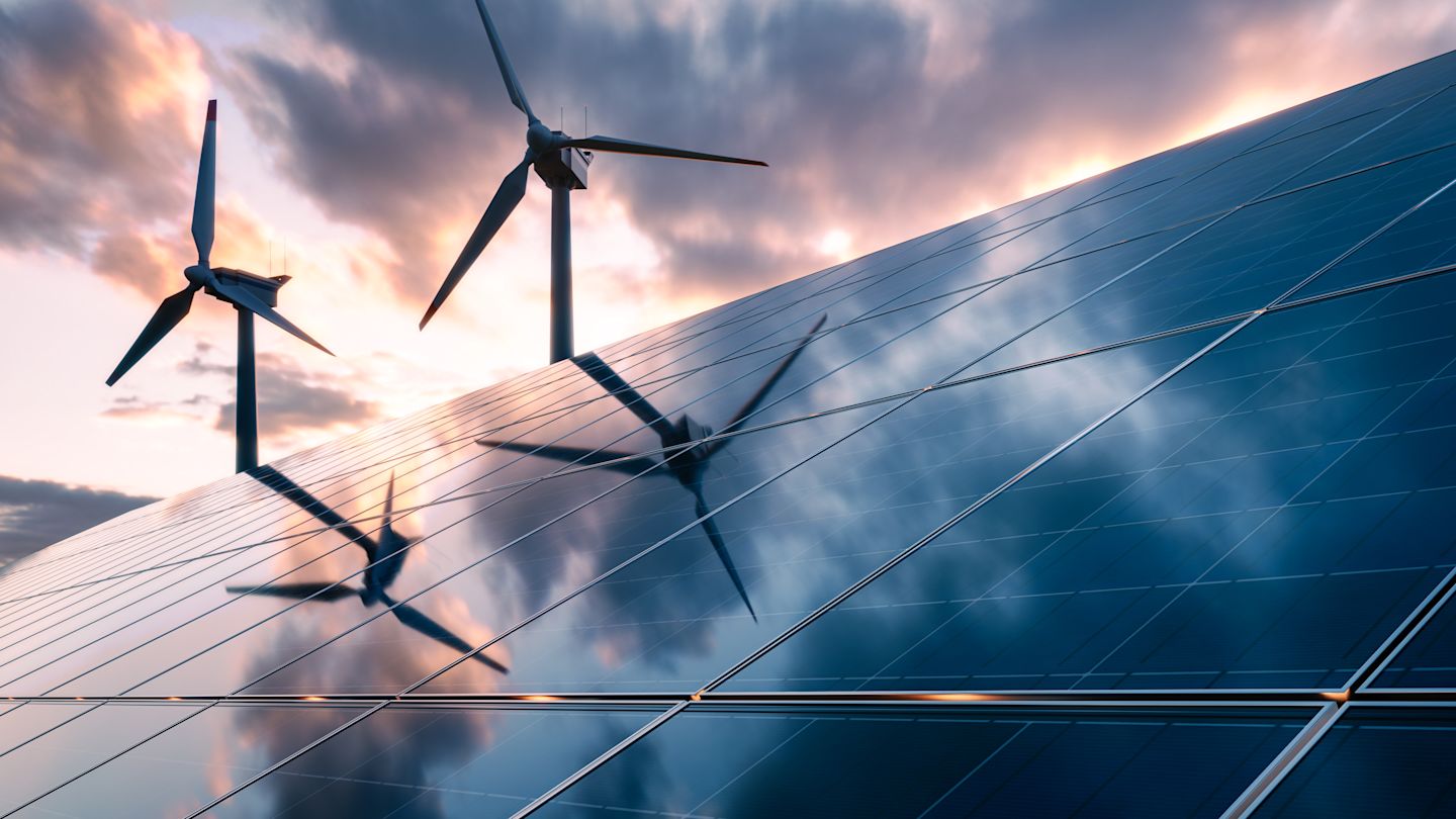 Windräder spiegeln sich in Solarpanelen. Grüne Energie.