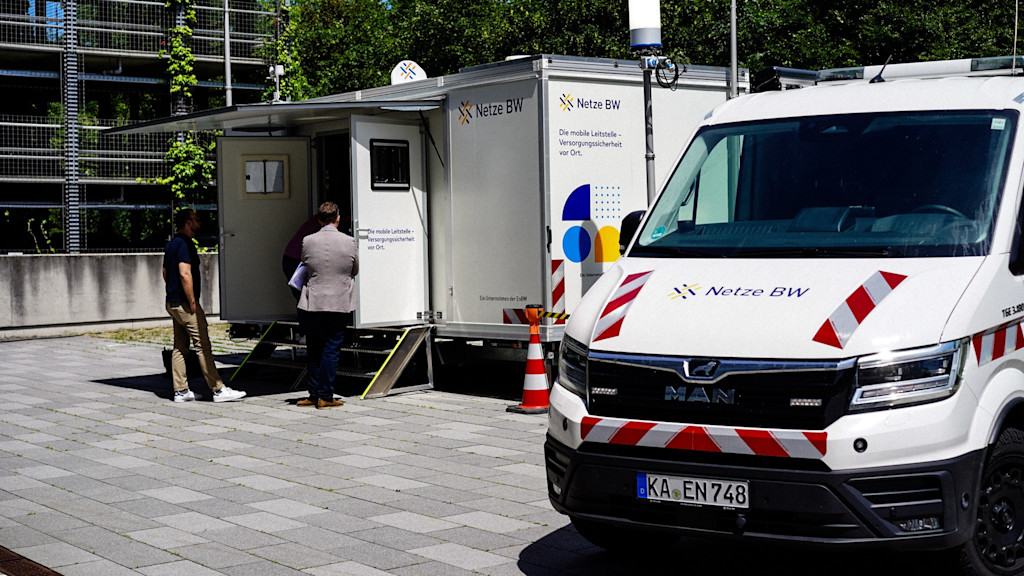 Mobile Leitstelle für den Krisenfall - im Vordergrund: spezielles Zugfahrzeug
