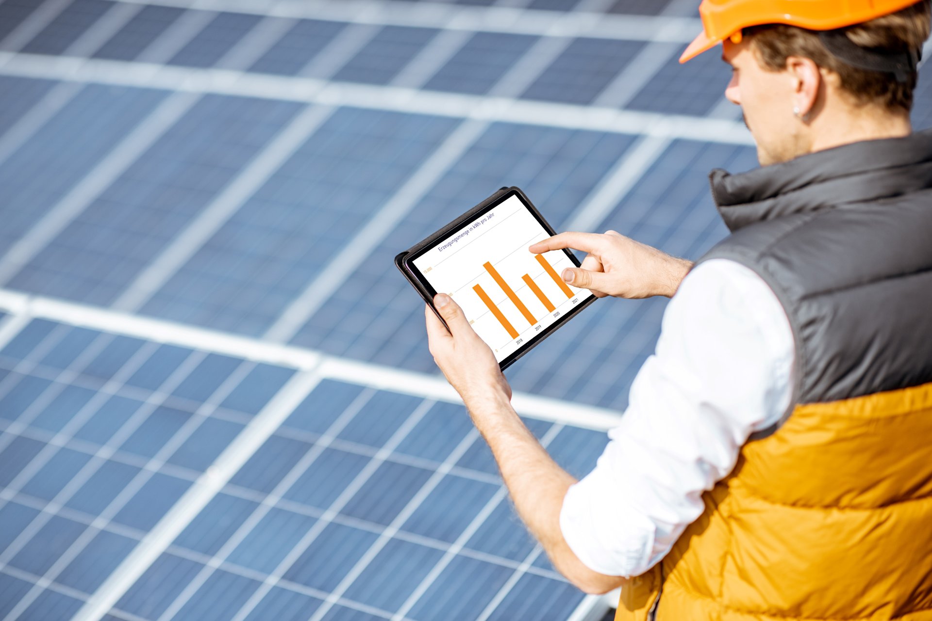 Techniker prüft am Tablet Solarstrom-Erzeugung.