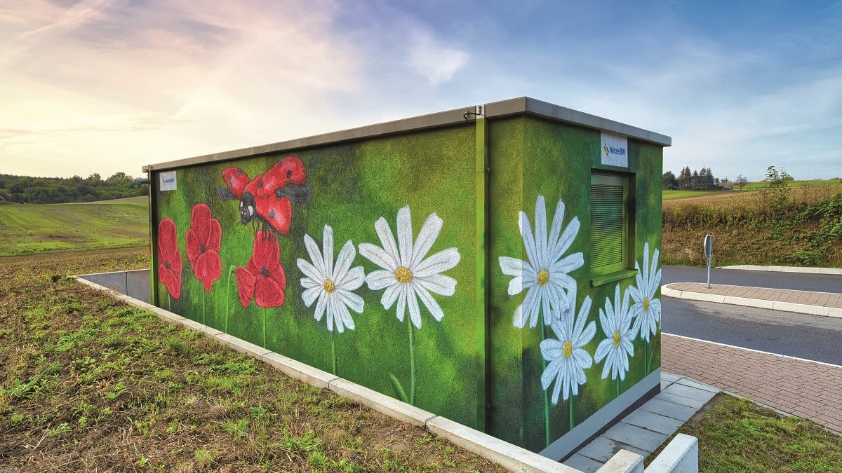 Trafostation mit Blumen- und Marienkäfermotiv.