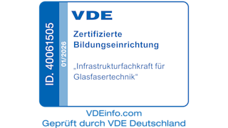 Badge mit blauer Schrift.