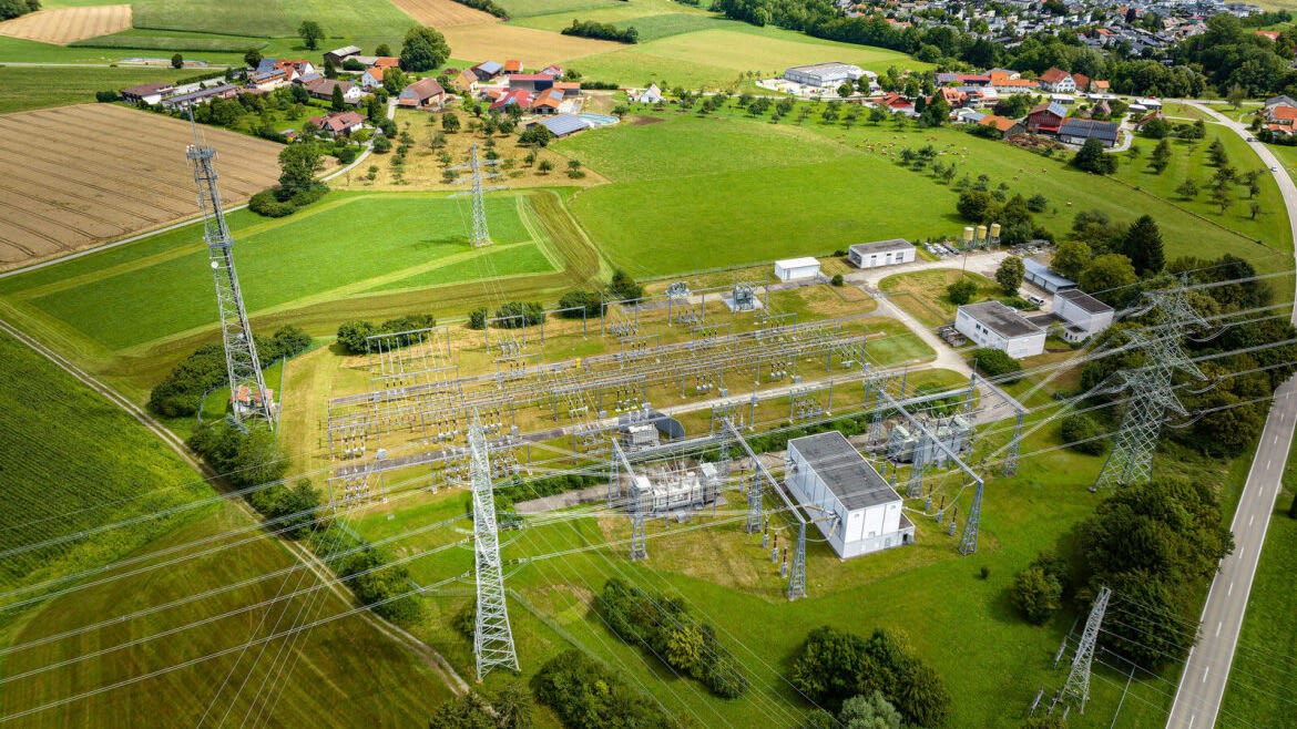 Hochspannungsanlage auf dem Land.