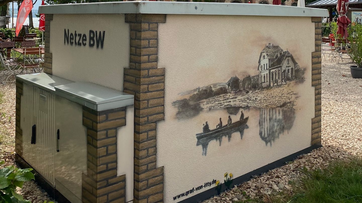 Verteilerkasten: Historisches Motiv (Haus und Kanu).