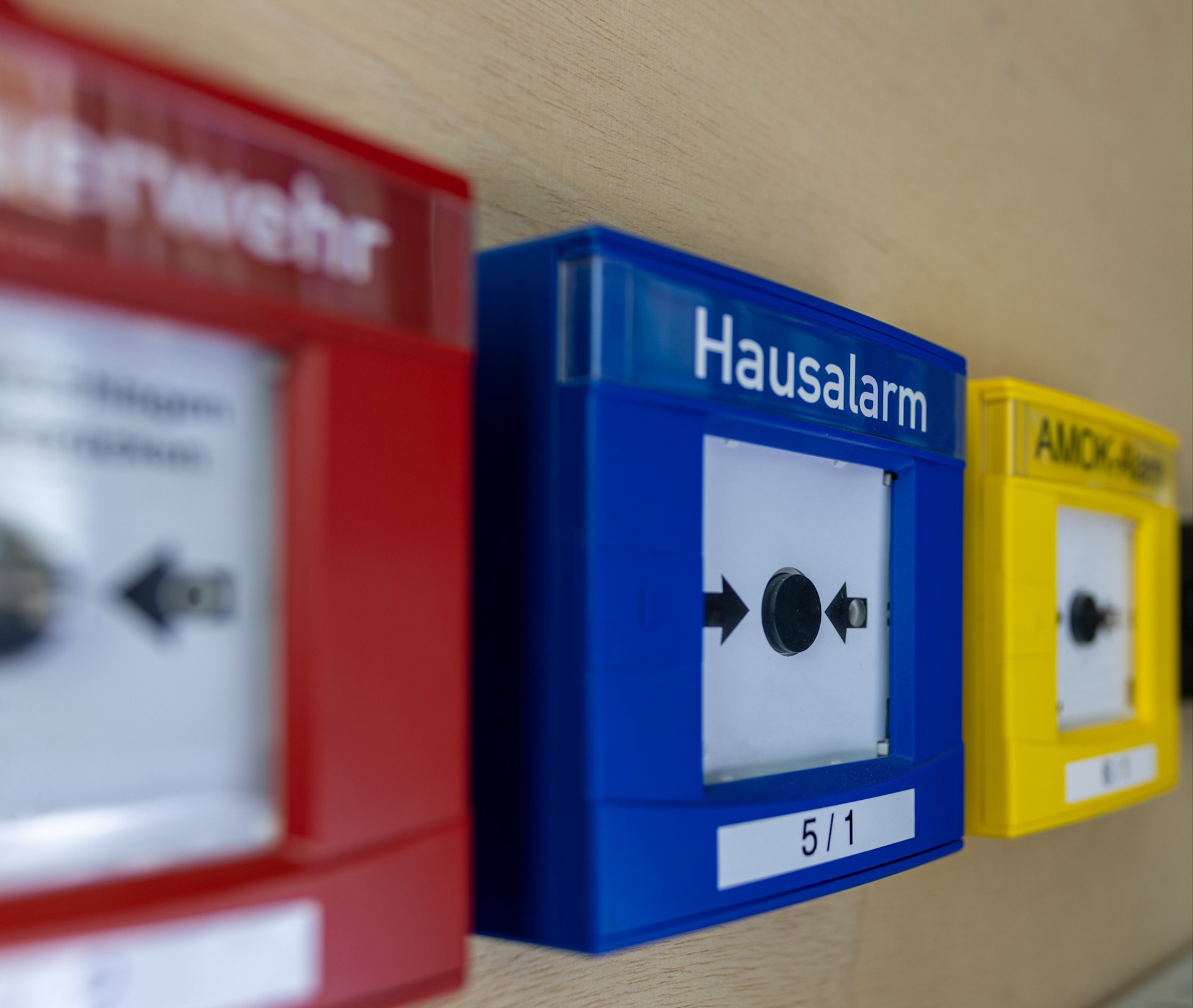 Blauer Hausalarmknopf in Nahaufnahme.