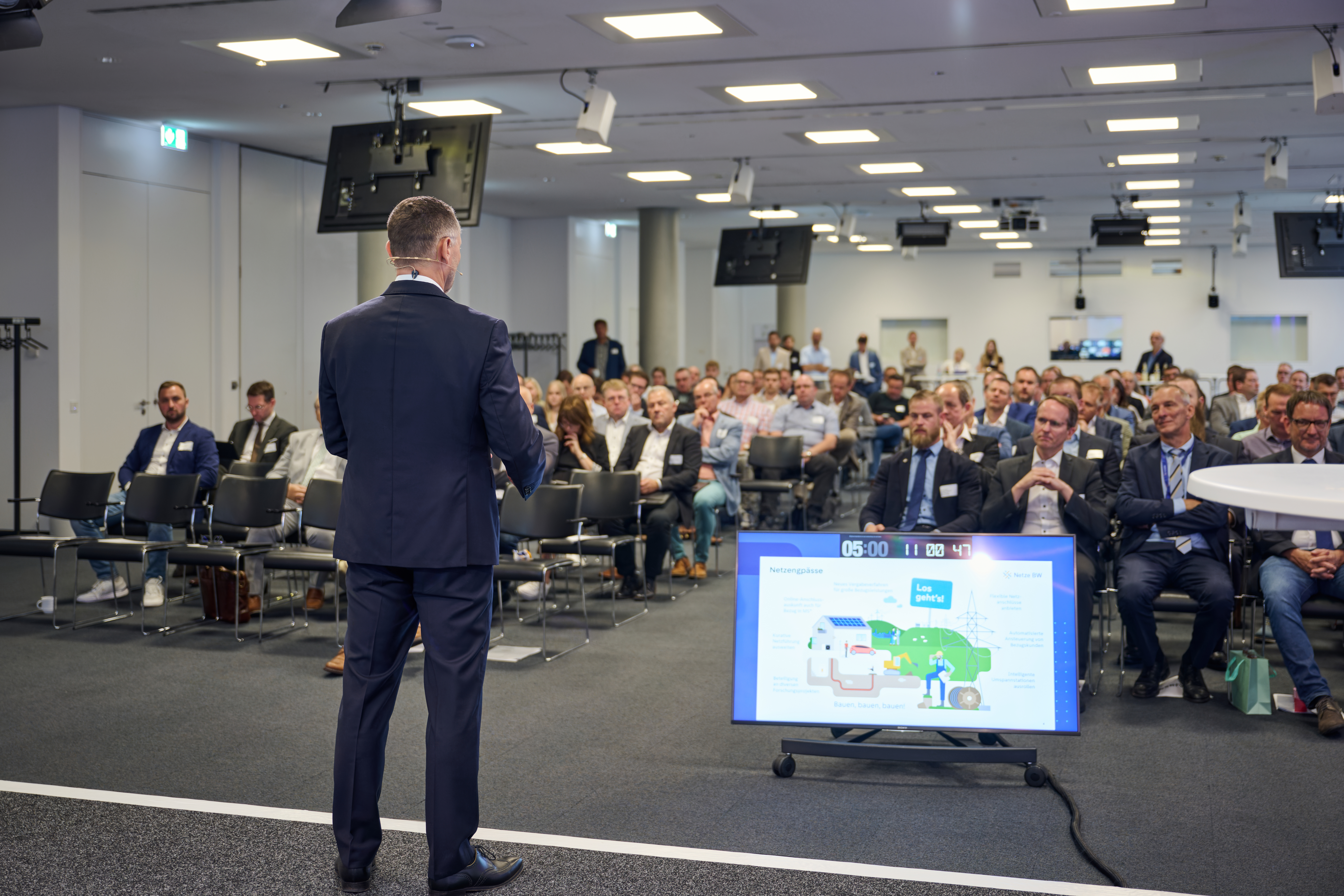 Mitarbeiter der Netze BW GmbH hält Vortrag vor kommunalen Vertreter*innen zum Beteiligungsmodell „EnBW vernetzt“