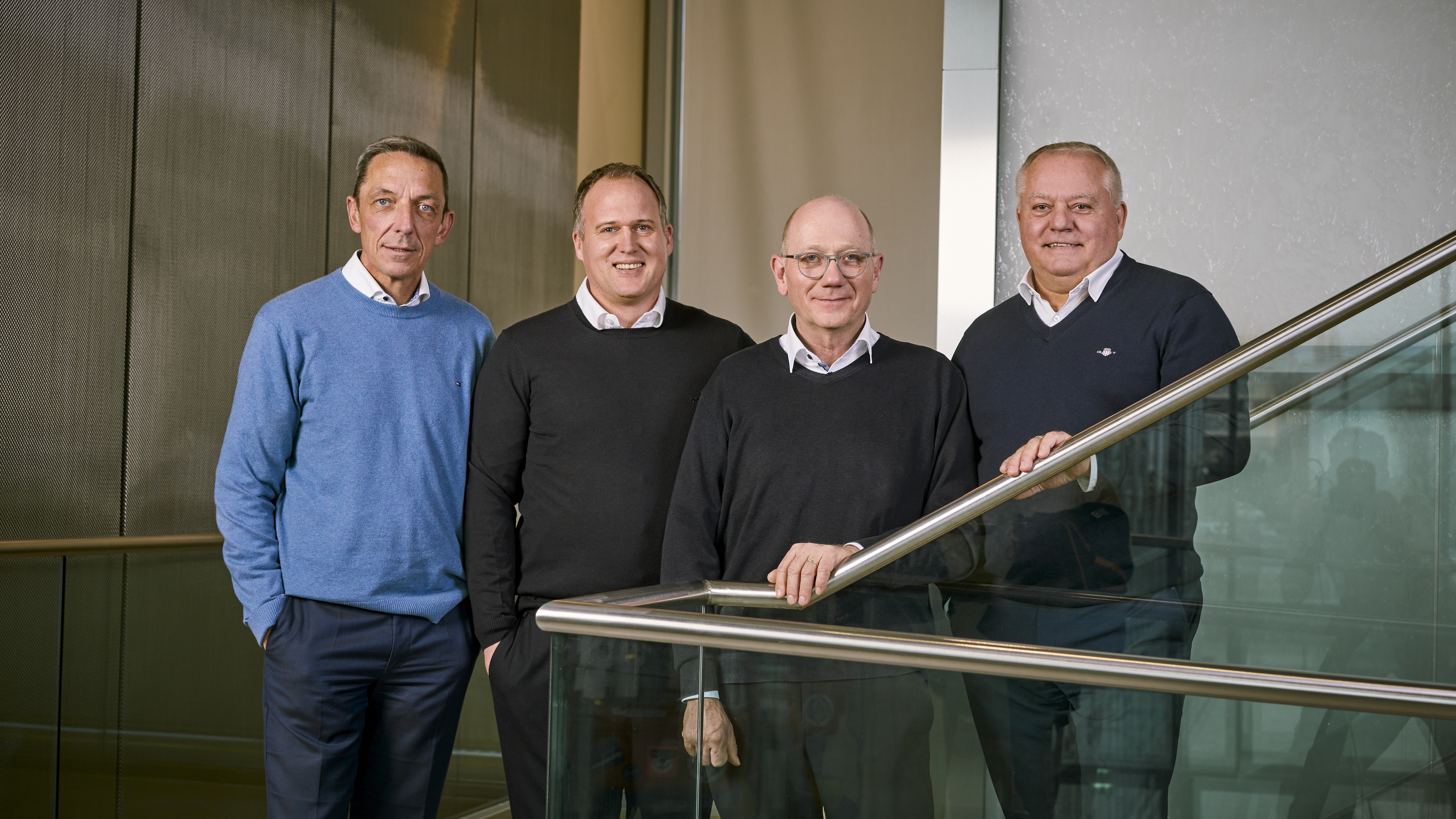 Die vier Geschäftsführer der Netze BW auf einer Treppe.