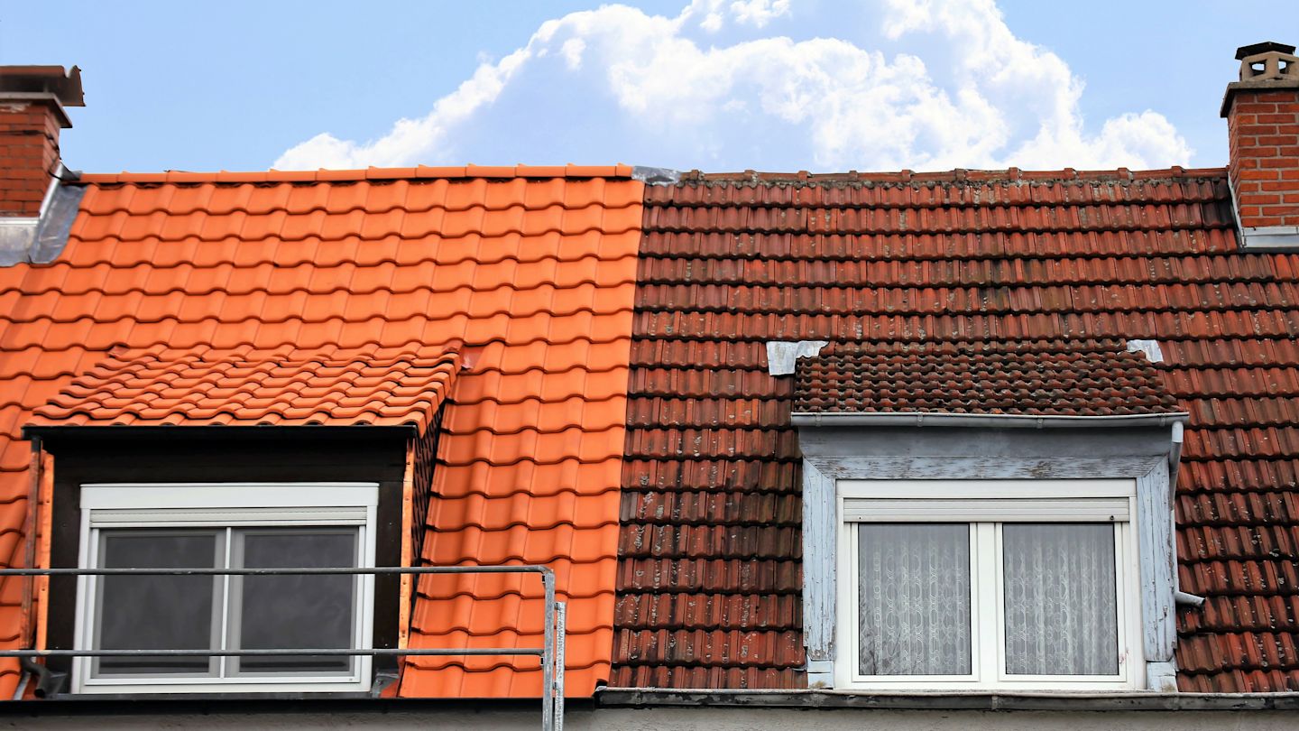 Dachsanierung: Hälfte des Daches neu, Hälfte alt.