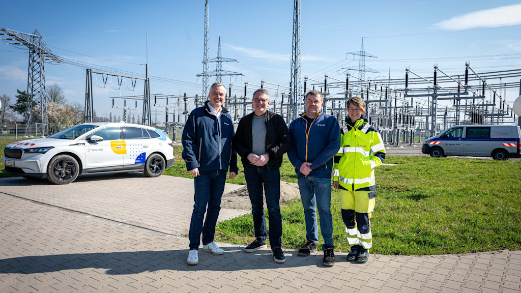 Auf dem Bild sind zu sehen (von links): Daniel Kalt (Kommunalberater Netze BW), Oberbürgermeister Wolfram Britz, Alexander Zapf und Alisa Siefer (Netze BW Technik)