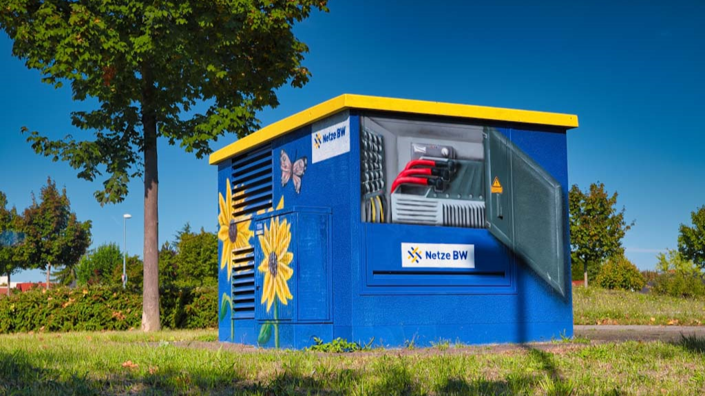 Farbig gestalteter Stromverteilerkasten von Netze BW mit Sonnenblumenmotiv.