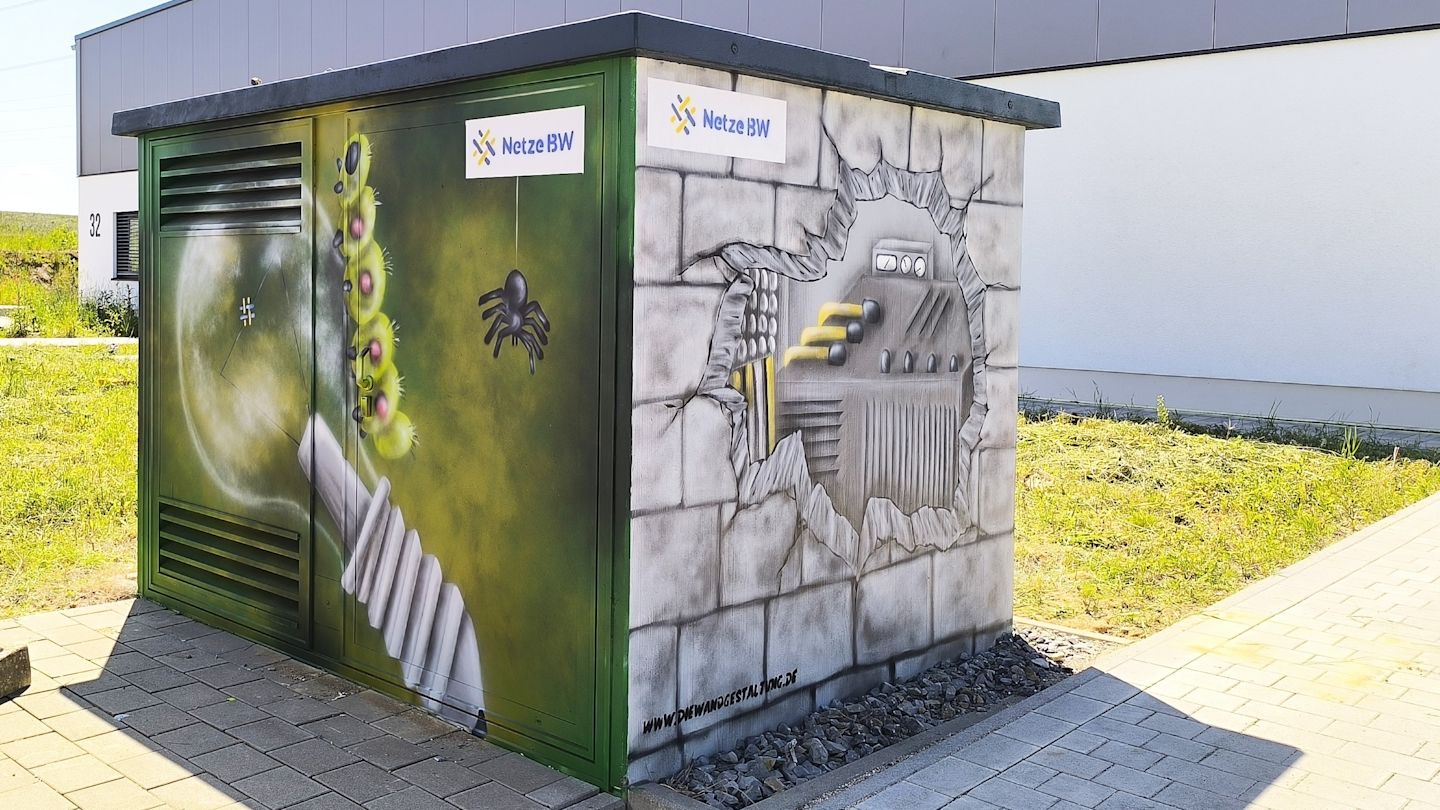 Kunstvoll bemalter Stromverteilerkasten.