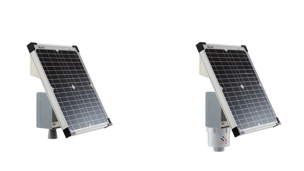 Zwei Solarmodule mit Messgerät.