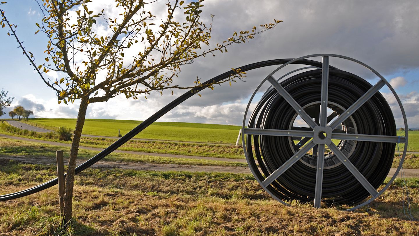 Kabeltrommel auf einem Feldweg.