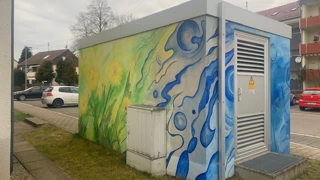 Trafostation mit farbenfroher Wandmalerei.
