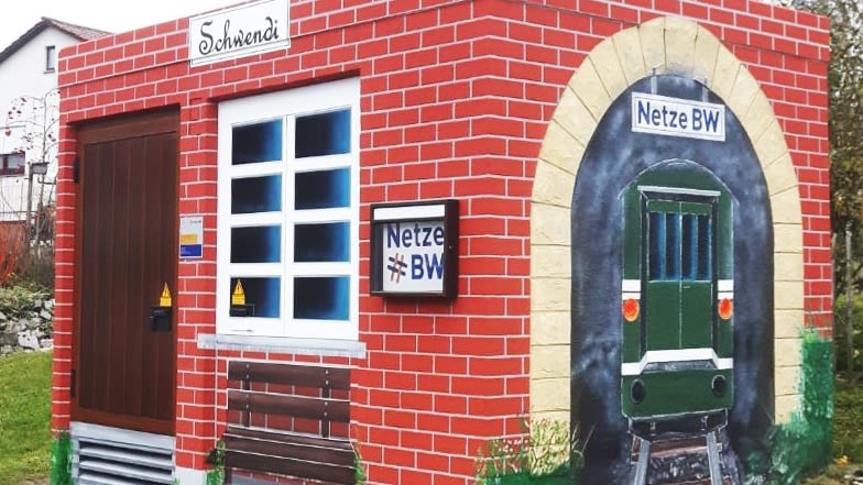 Schwendi-Trafostation mit Bahnmotiv und "Netze BW"-Aufschrift.