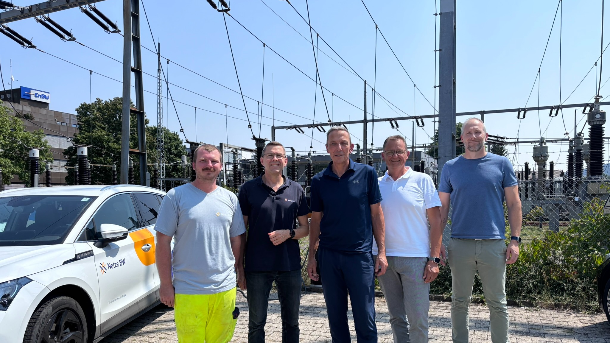 Von links: Lukas Wienanga, Fred Oechsle, Steffen Ringwald, Stephan Einsiedler und Thomas Schlegel von Netze BW setzen sich für zusätzliche Netzkapazitäten auf dem Heuberg und in weiteren Regionen Baden-Württembergs ein.
