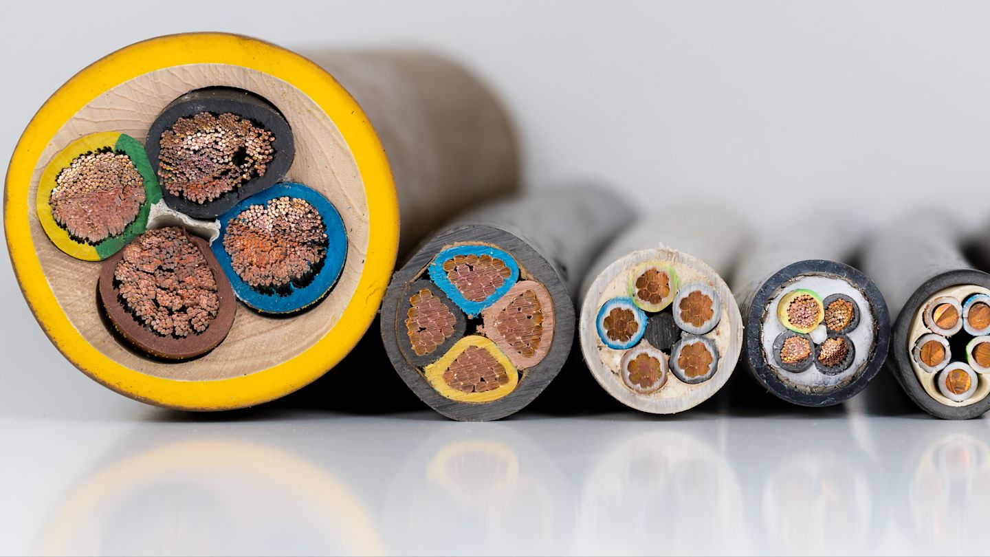 Querschnitt verschiedener Kabel mit Kupferadern.