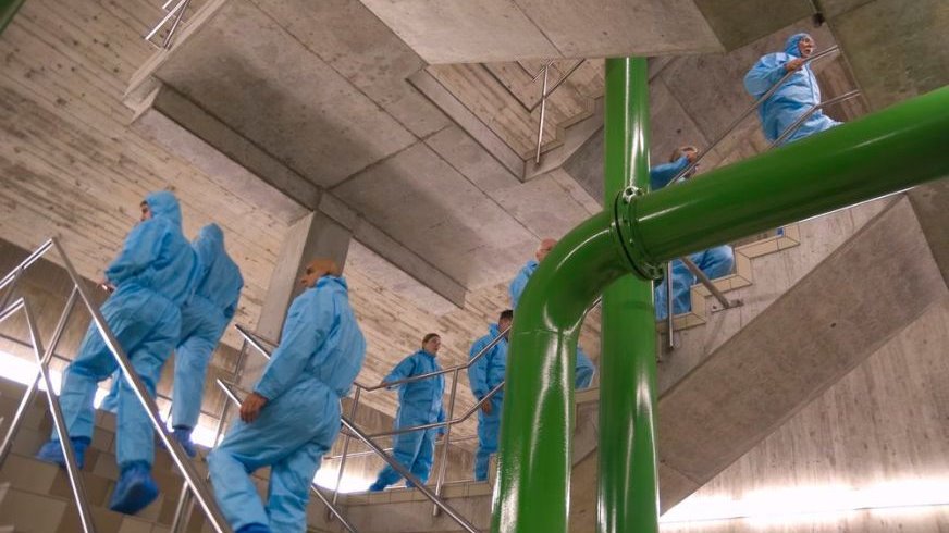 Menschen in Schutzanzügen im Hochbehälter Hasenberg.