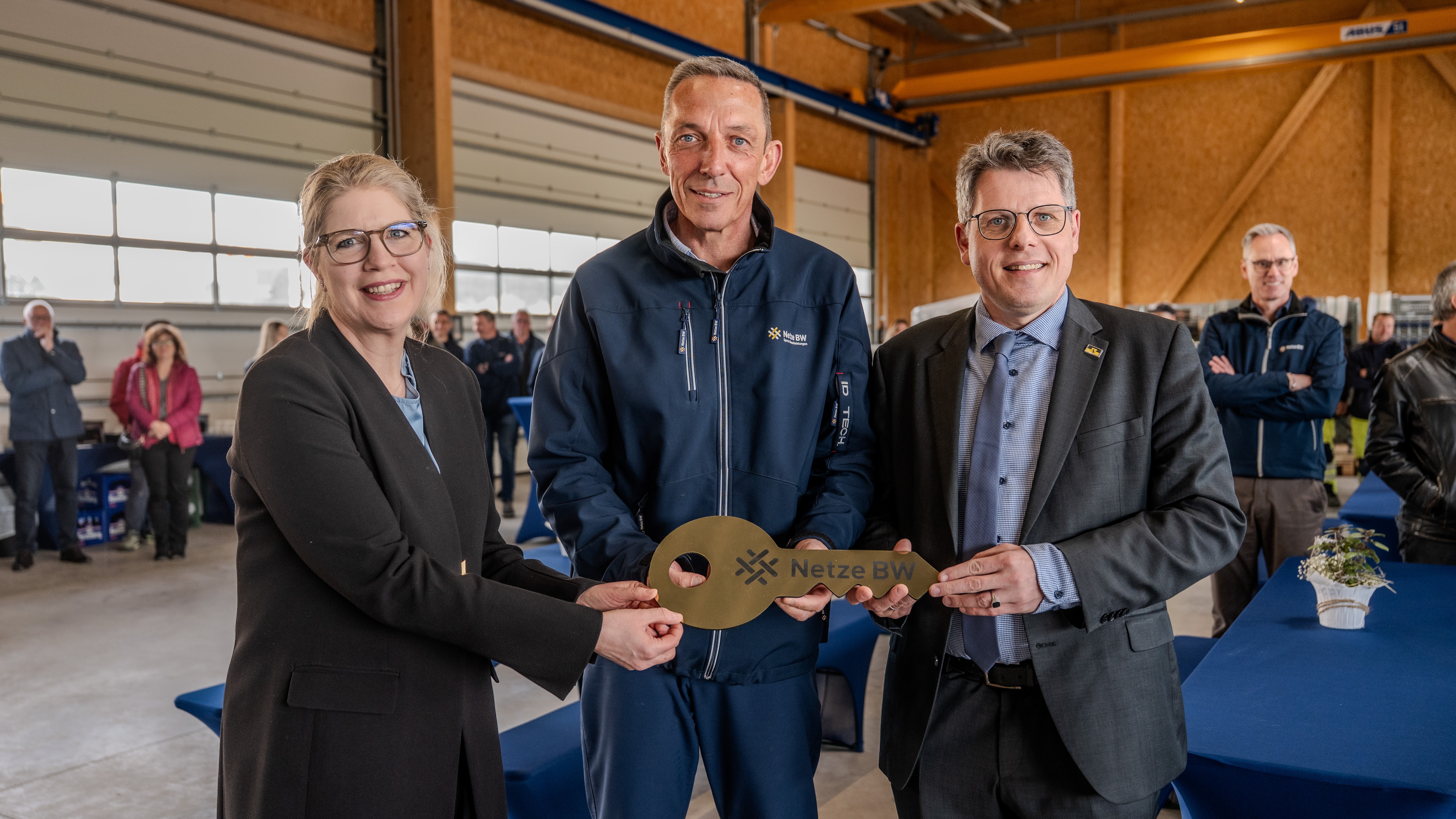 Auf dem Bild sind zu sehen (von links): Katharina Emmanuilidis (EnBW Corporate Reale Estate), Steffen Ringwald und Bürgermeister Matthias Winter.