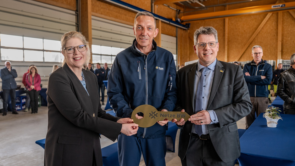 Auf dem Bild sind zu sehen (von links): Katharina Emmanuilidis (EnBW Corporate Reale Estate), Steffen Ringwald und Bürgermeister Matthias Winter.