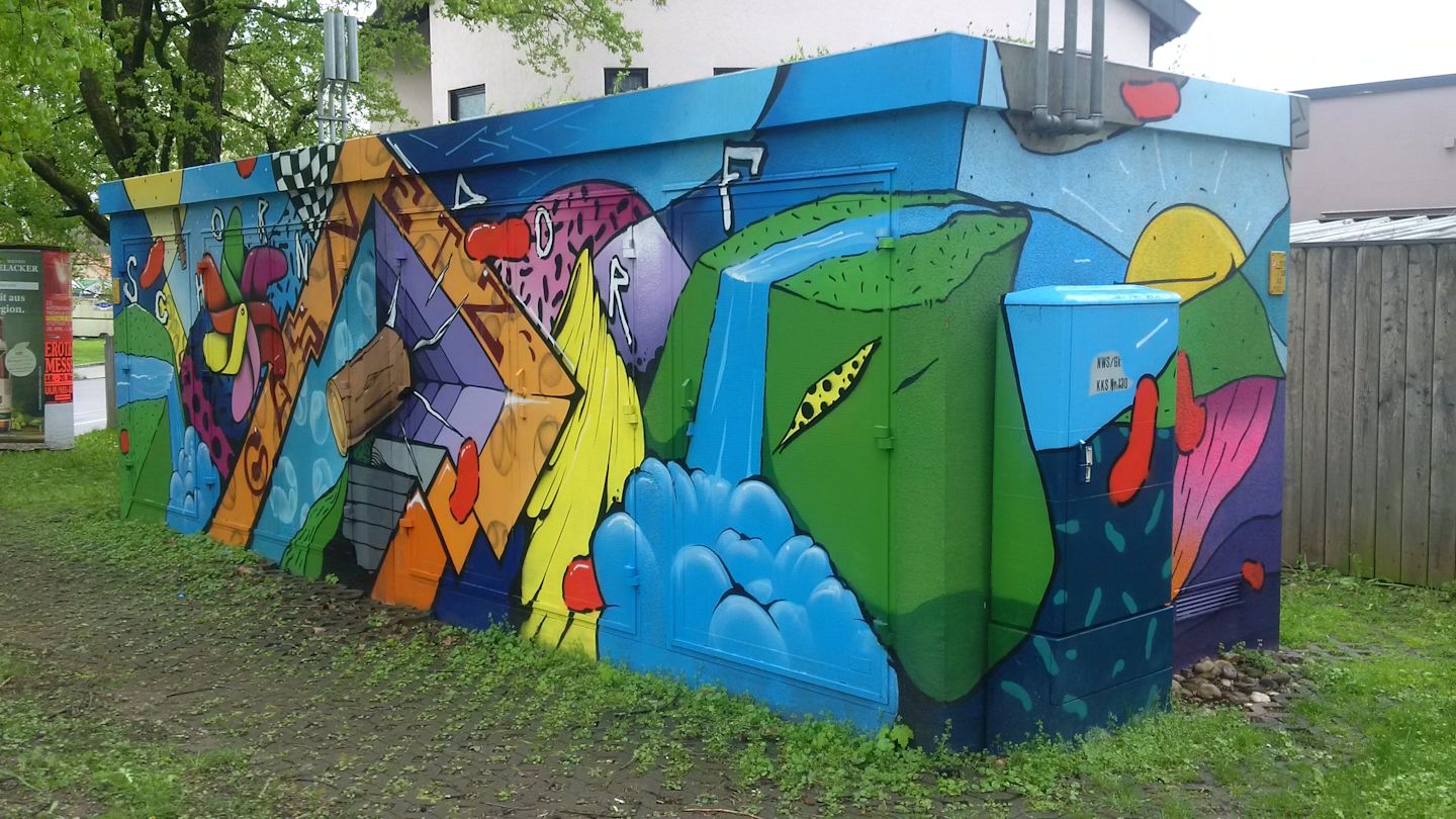 Graffiti: abstrakte Kunst an Trafostation.
