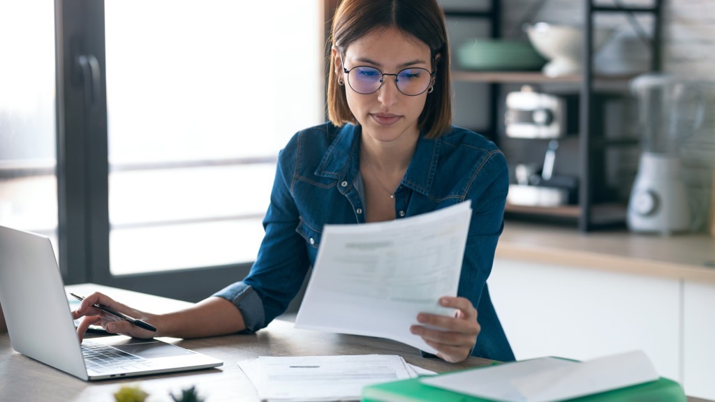 Frau, die sich ihre Abrechnungserklärung anschaut.