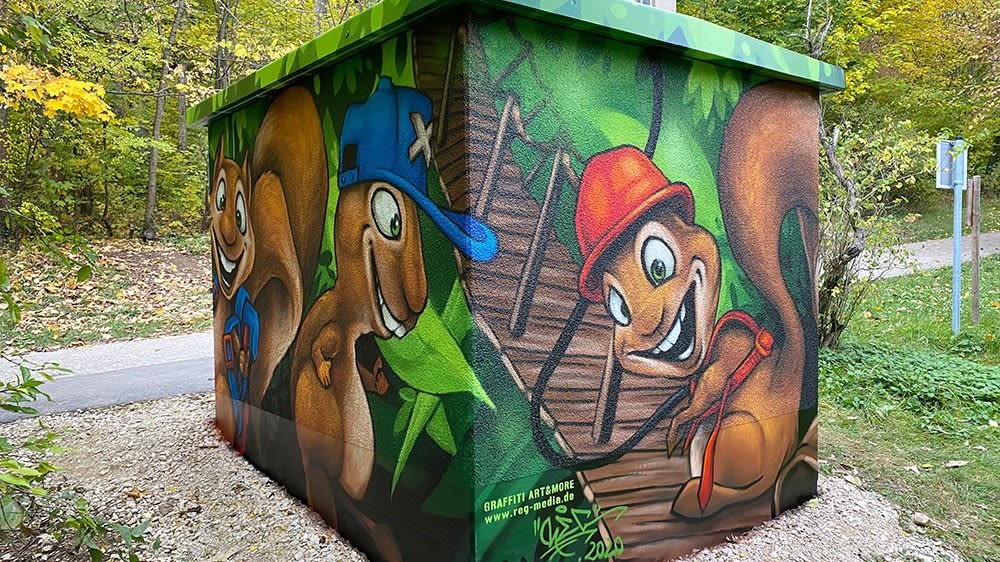 Graffiti-Kunst: Eichhörnchen auf einem Stromkasten.
