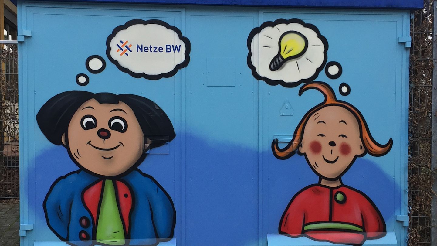 Graffiti: Kinder mit Glühbirnen und Netze BW Logo.