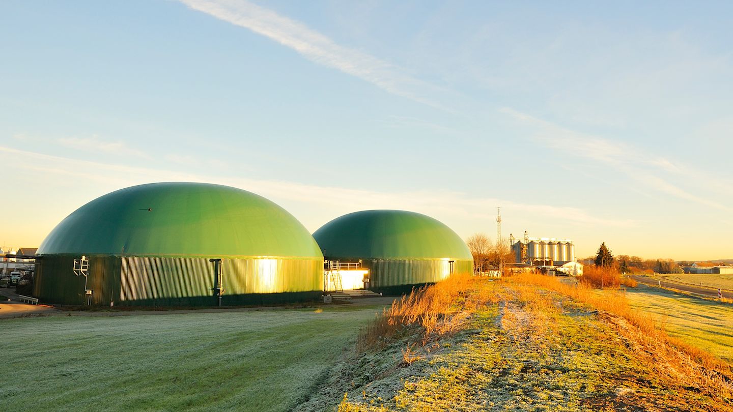 Biogasanlage bei Sonnenaufgang.