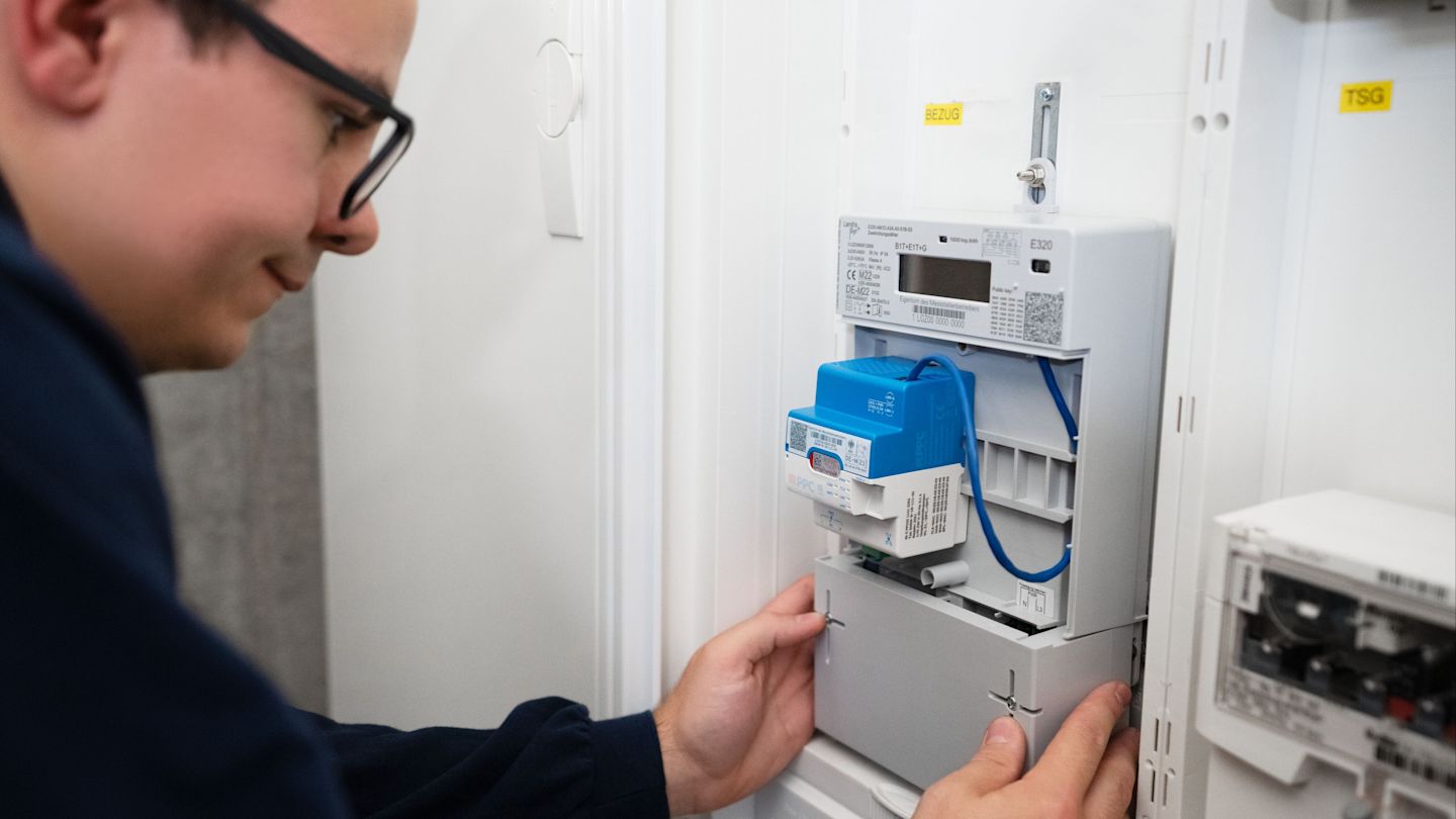 Ein Mann installiert einen Smart Meter.