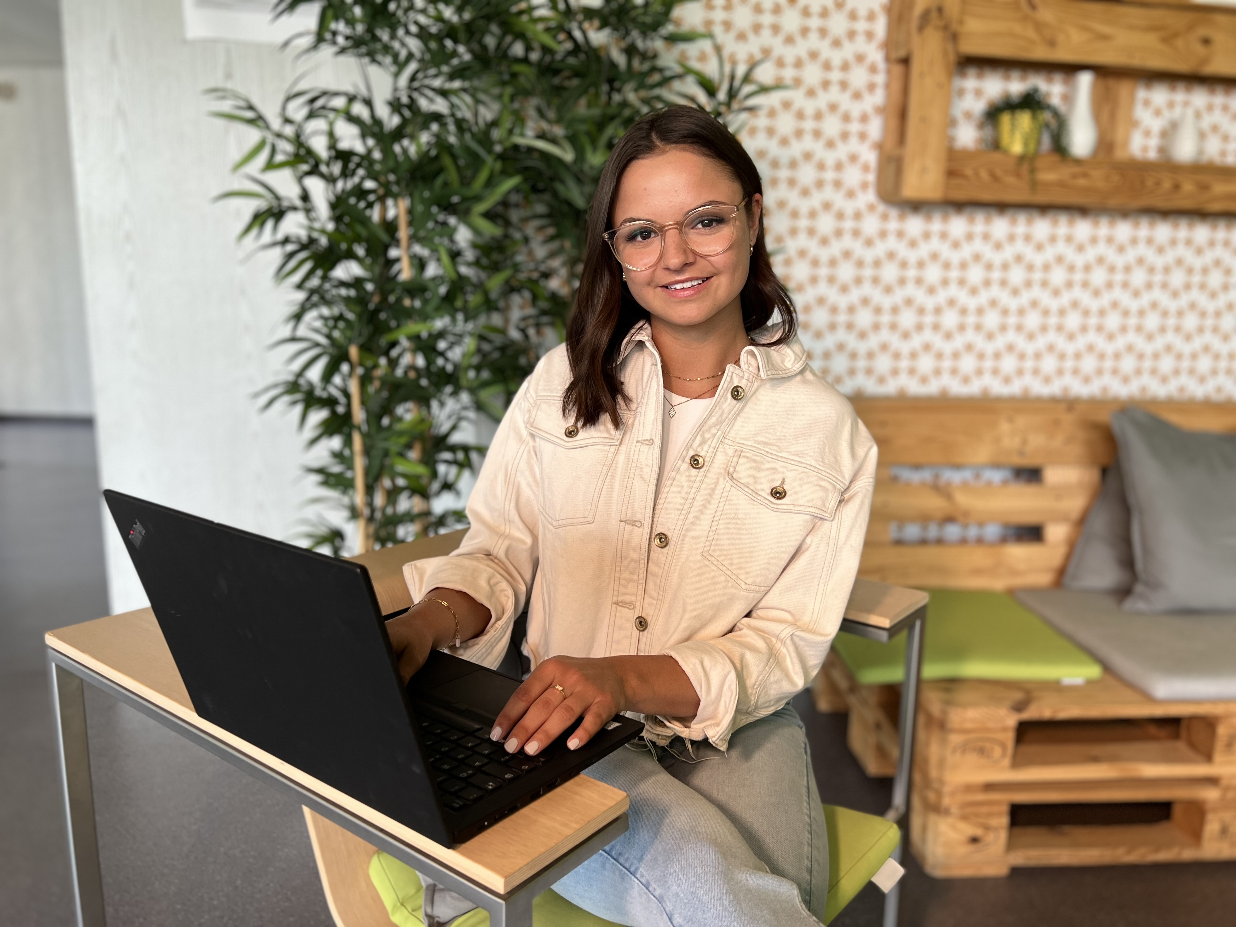 Frau arbeitet mobil mit einem Laptop über eine WLAN-Verbindung