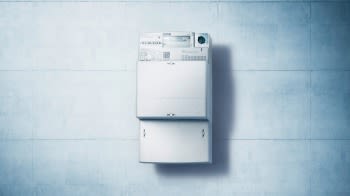 Stromzähler an der Wand.