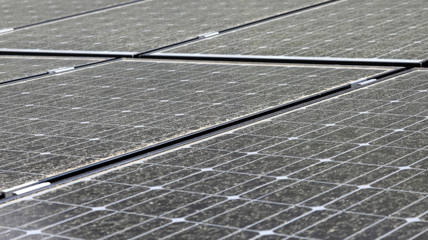 Staubige Solarpaneele.