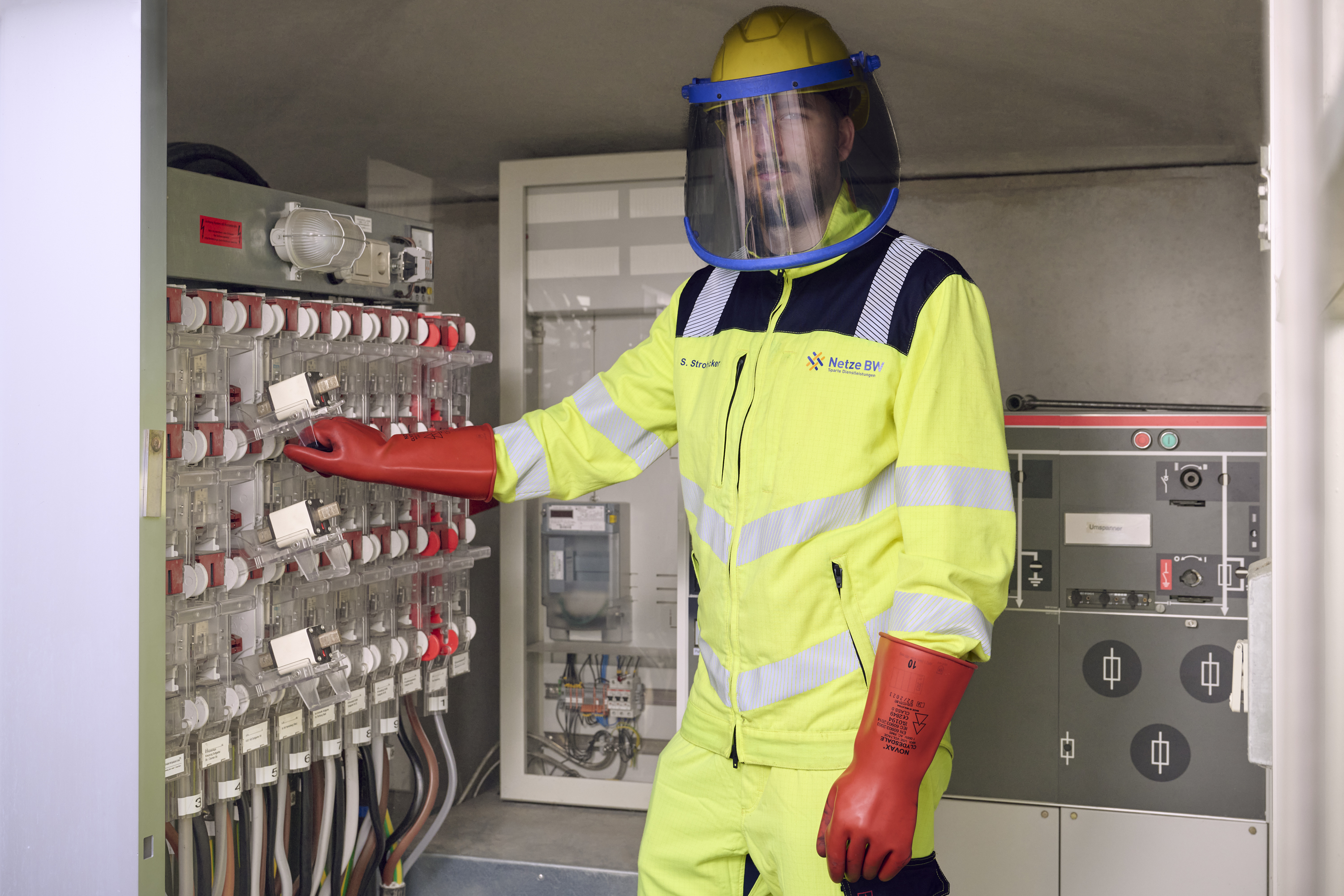 Mann mit gelbem Netze BW Sicherheits-Anzug.