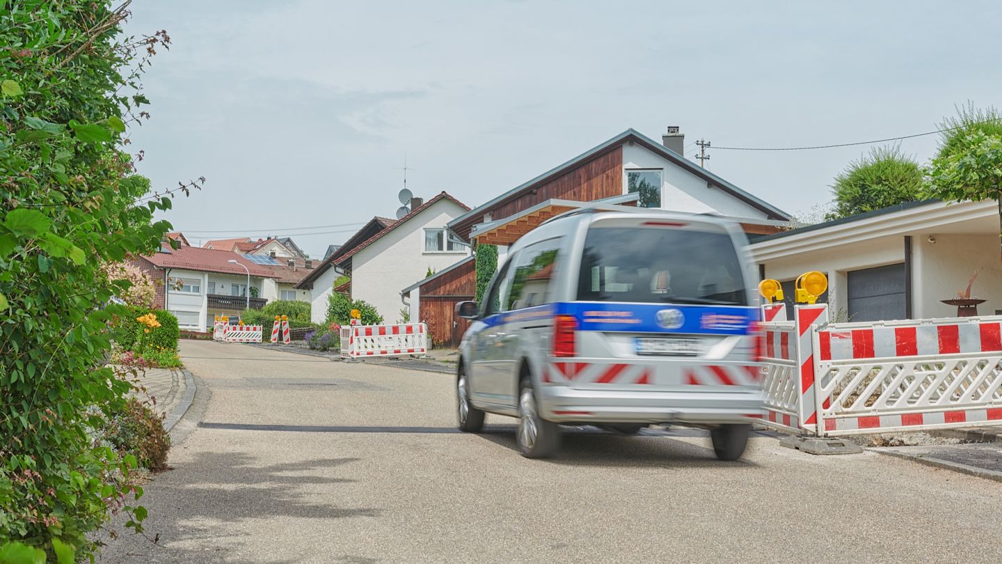 Netze BW Auto fährt an Baustelle vorbei.