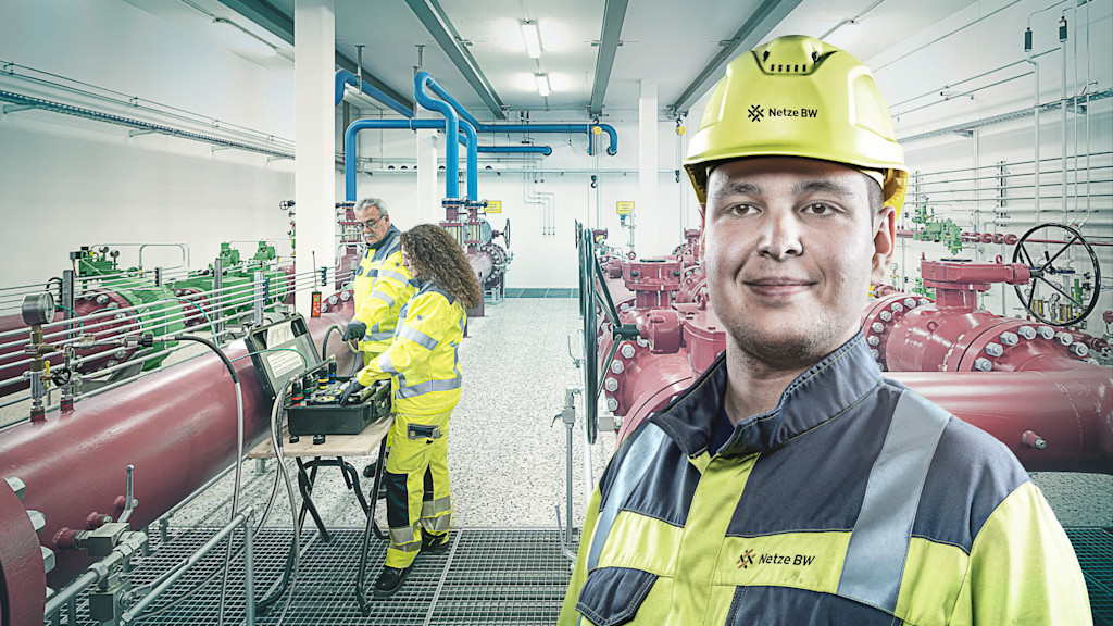 Netze-BW-Mitarbeiter in einer Gas-Hochdruckanlage.
