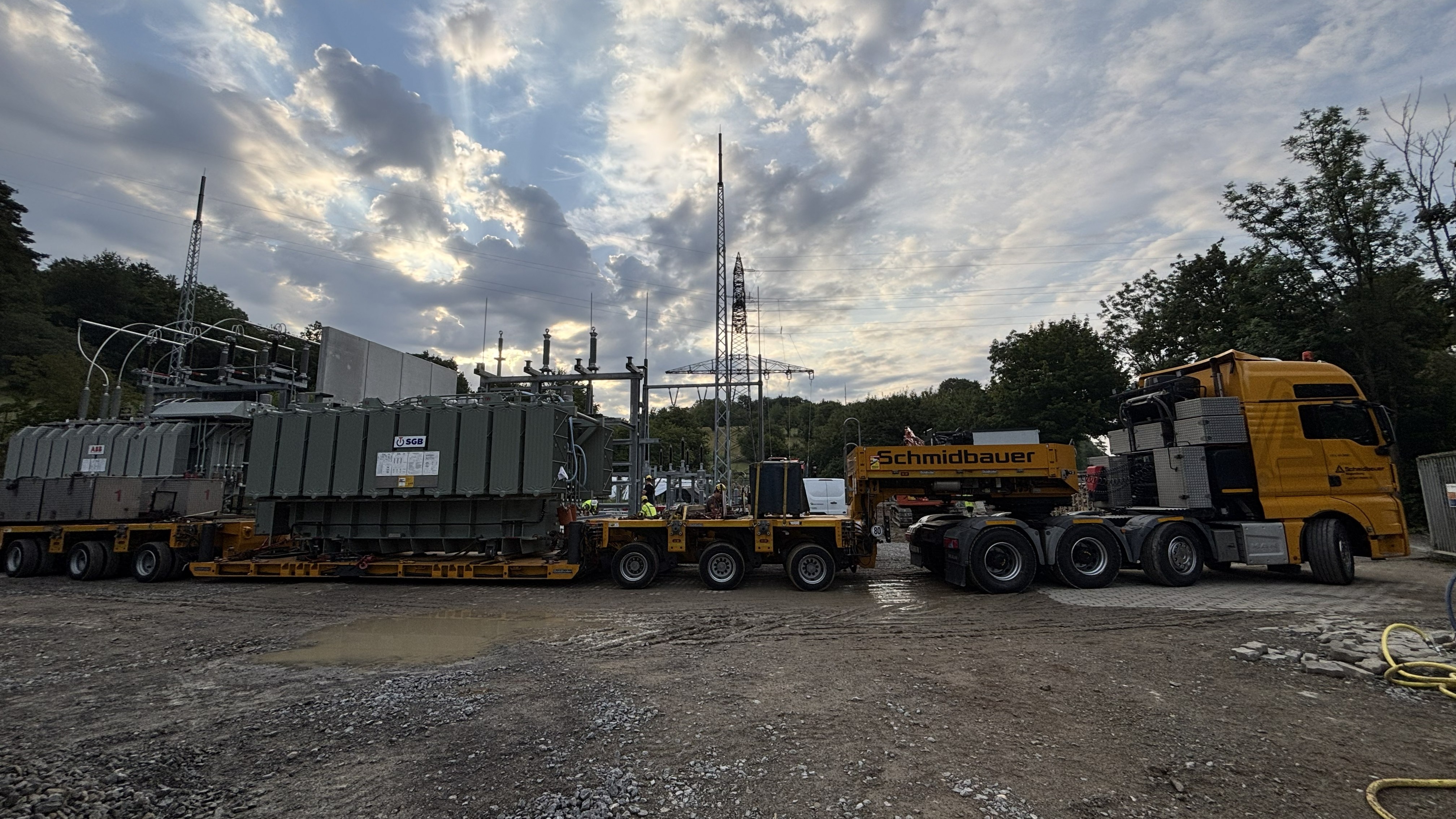 Neuer 72-Tonnen-Transformator wird im Umspannwerk Stein per LKW angeliefert.