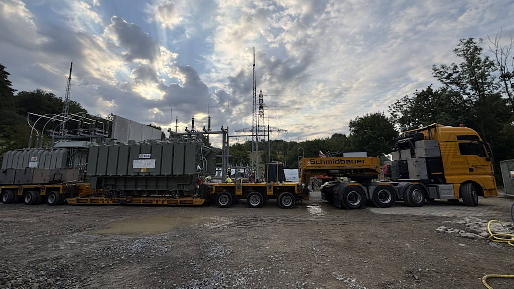 Neuer 72-Tonnen-Transformator wird im Umspannwerk Stein per LKW angeliefert.